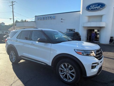Used 2023 Ford Explorer XLT w/ Equipment Group 202A AWD/4WD image 2