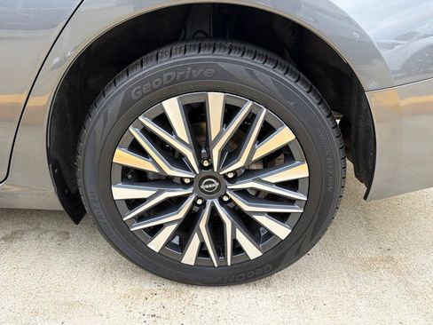Used 2025 Nissan Altima 2.5 SV AWD/4WD image 8