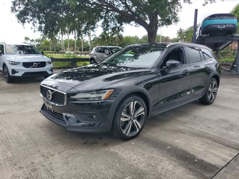 Certified 2025 Volvo V60 B5 Cross Country Plus AWD/4WD image 3