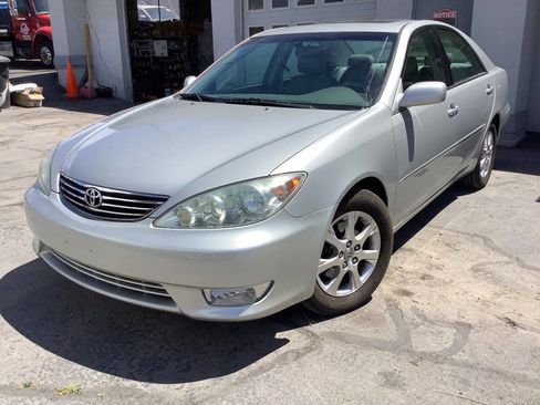 Used 2005 Toyota Camry XLE FWD image 1