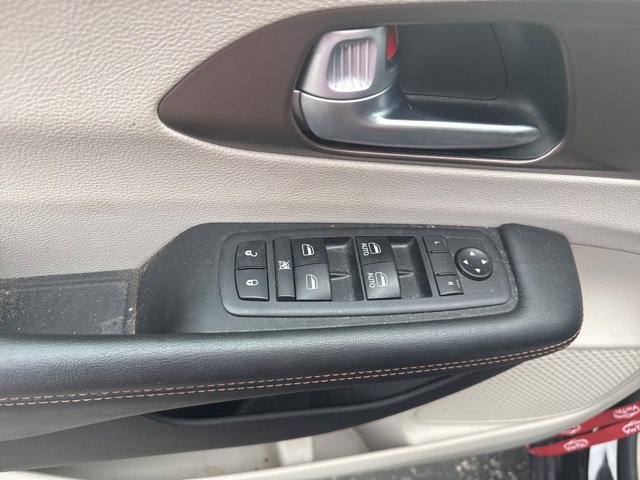 Used 2018 Chrysler Pacifica Touring-L FWD image 14