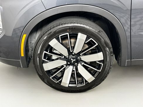 Used 2025 Mitsubishi Outlander SE image 11