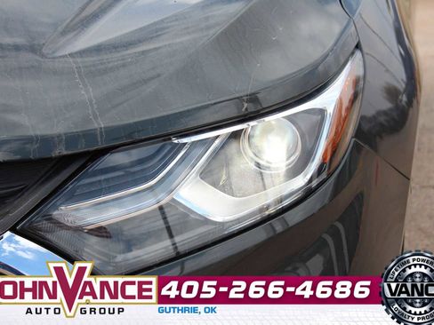 Used 2020 Chevrolet Equinox LT w/ Driver Convenience Package image 4