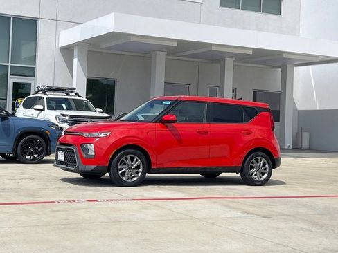 Used 2022 Kia Soul LX FWD image 2