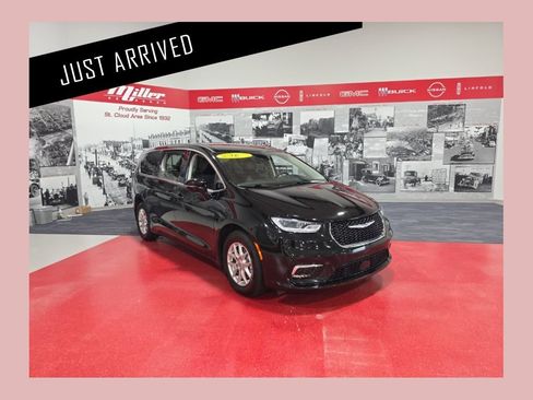 Used 2024 Chrysler Pacifica Touring-L FWD image 1