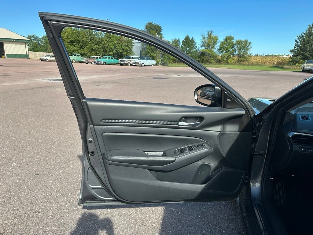 Used 2025 Nissan Altima 2.5 SV AWD/4WD image 11