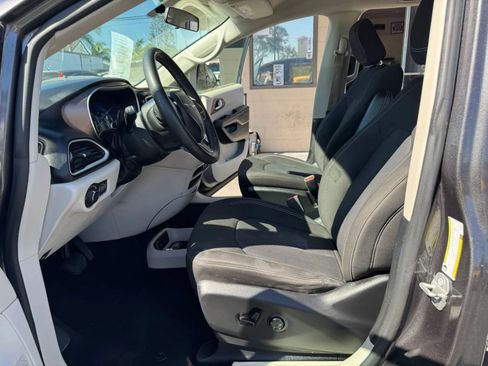 Used 2022 Chrysler Voyager LX FWD image 8