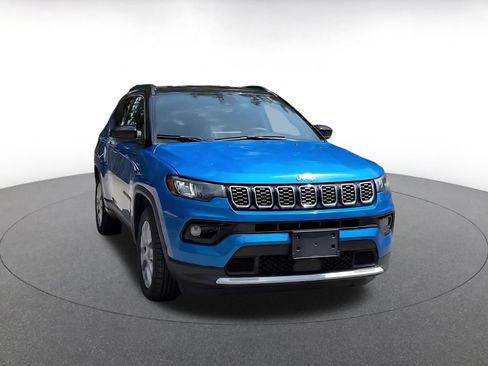 Used 2025 Jeep Compass Limited AWD/4WD image 3