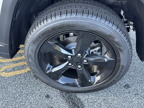 New 2025 Jeep Grand Cherokee Limited w/ Black Appearance Package image 26