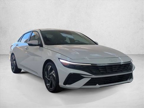Certified 2025 Hyundai Elantra Limited FWD image 3