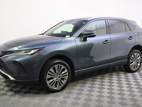 Used 2022 Toyota Venza XLE AWD/4WD image 2