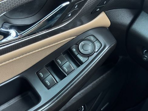 Used 2022 Chevrolet Traverse Premier image 24