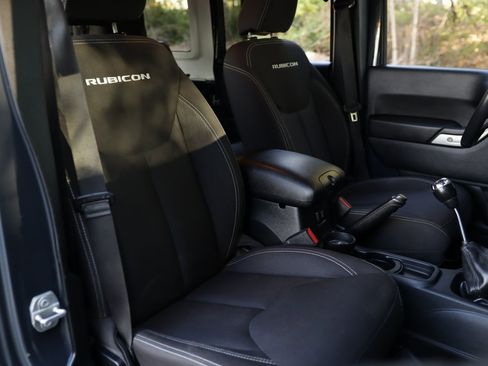 Used 2016 Jeep Wrangler Unlimited Rubicon w/ Connectivity Group image 27