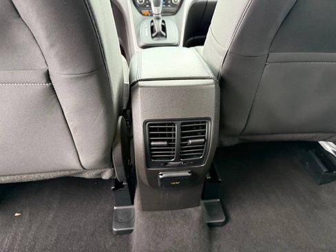 Used 2016 Ford Escape SE w/ Equipment Group 201A AWD/4WD image 17