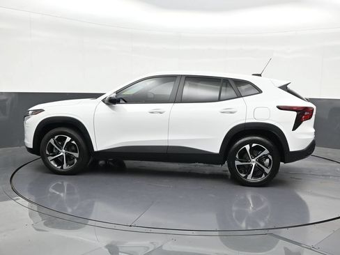 Used 2026 Chevrolet Trax RS FWD image 2