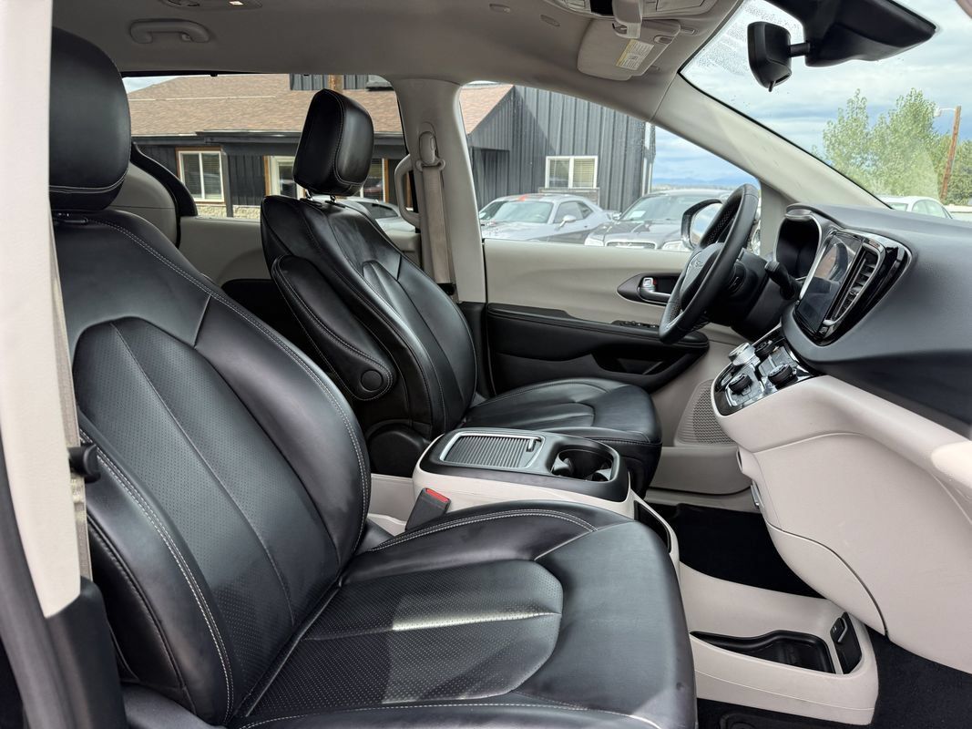 Used 2024 Chrysler Pacifica Touring-L FWD image 26