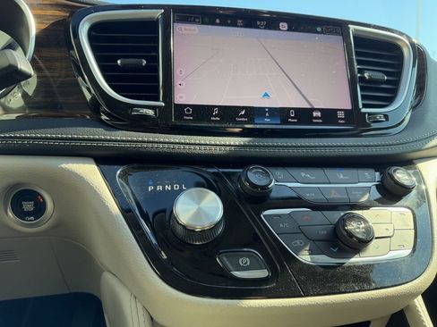 Used 2023 Chrysler Pacifica Limited FWD image 31