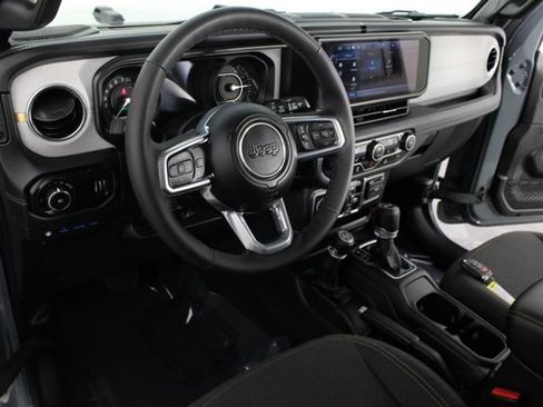 Used 2025 Jeep Wrangler Unlimited Sahara AWD/4WD image 8