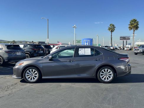 Used 2018 Toyota Camry LE image 2