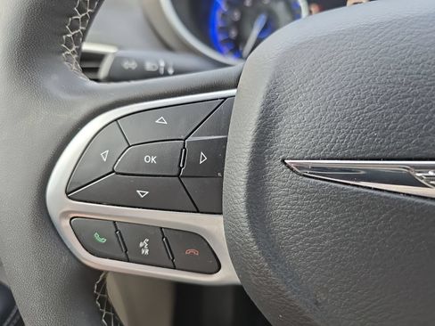 Used 2024 Chrysler Pacifica Touring-L FWD image 20