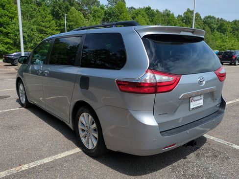 Used 2017 Toyota Sienna Limited Premium FWD image 6