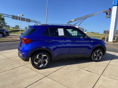 Used 2024 Hyundai Venue SEL image 11