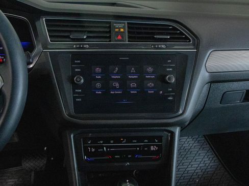 Used 2022 Volkswagen Tiguan SE image 4