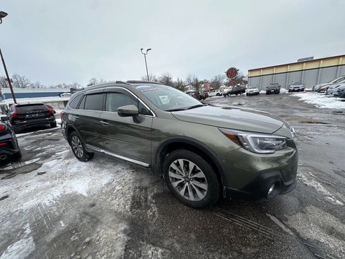 Used 2018 Subaru Outback 3.6R Touring image 2