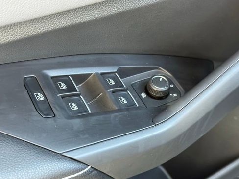 Used 2025 Volkswagen Jetta SEL FWD image 17