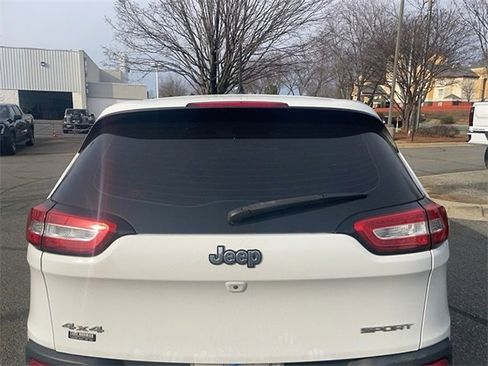 Used 2015 Jeep Cherokee Sport image 2