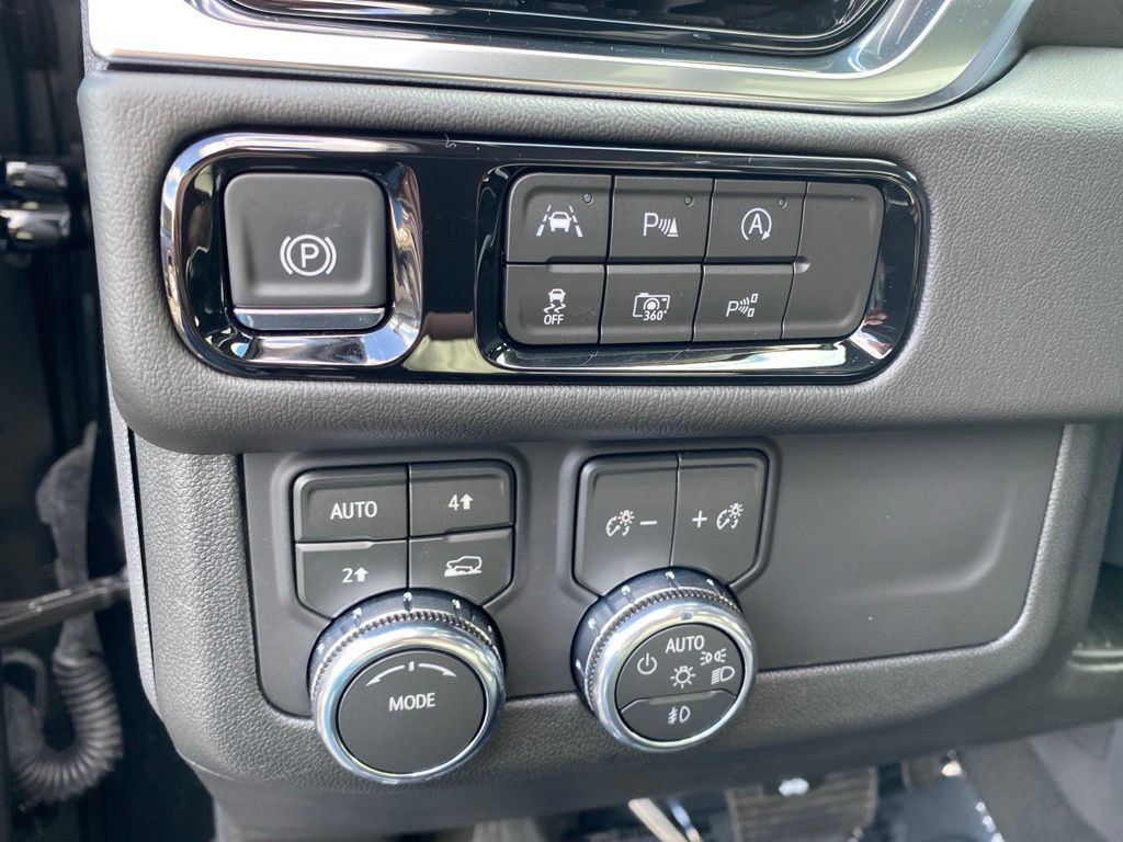 Used 2026 GMC Yukon Denali w/ Sun & Power Step Package AWD/4WD image 15