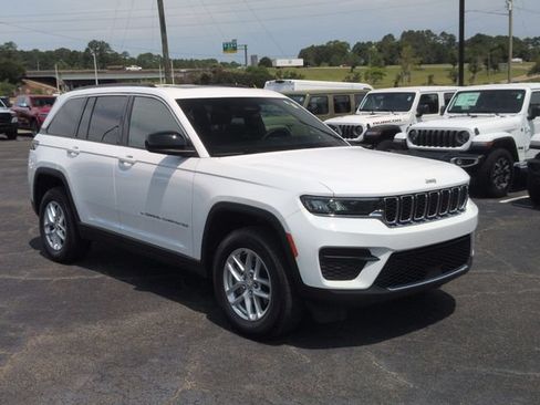 Used 2025 Jeep Grand Cherokee Laredo X w/ Luxury Tech Group I AWD/4WD image 2