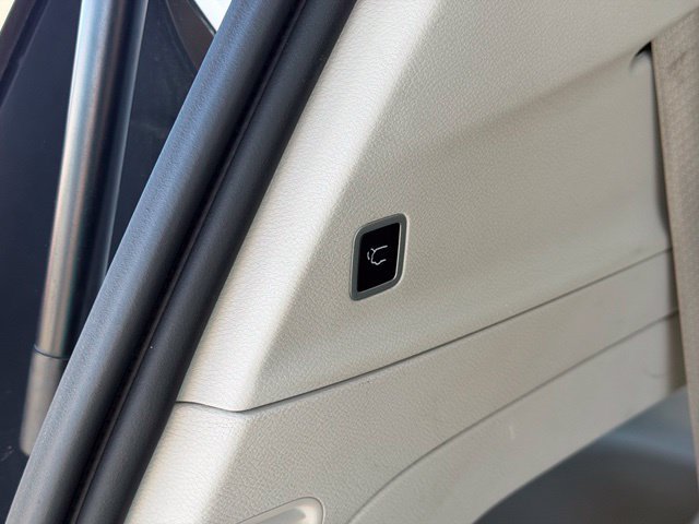 Used 2023 Chrysler Voyager LX FWD image 10