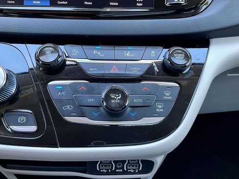 Used 2024 Chrysler Pacifica Touring-L FWD image 17