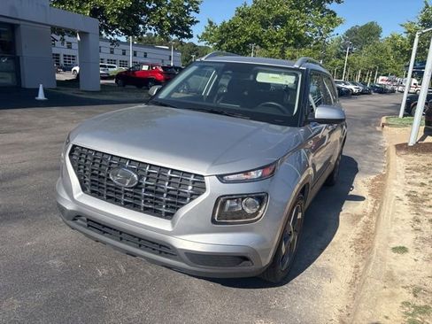 Used 2025 Hyundai Venue SEL FWD image 2