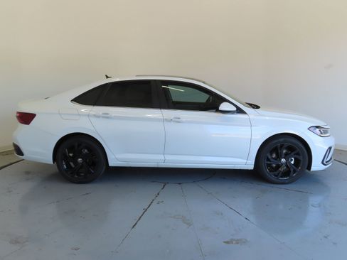 New 2025 Volkswagen Jetta SE image 2