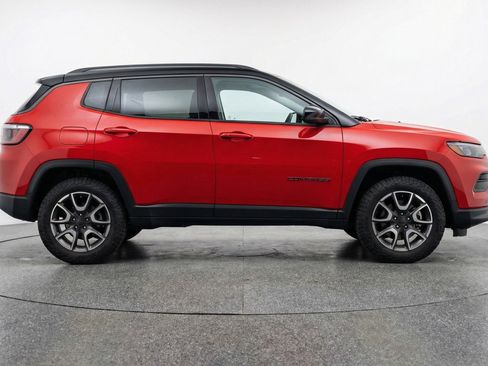 Used 2025 Jeep Compass Trailhawk AWD/4WD image 11