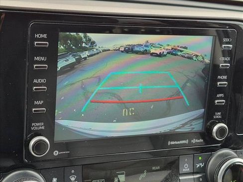 Used 2021 Toyota Highlander XLE AWD/4WD image 9
