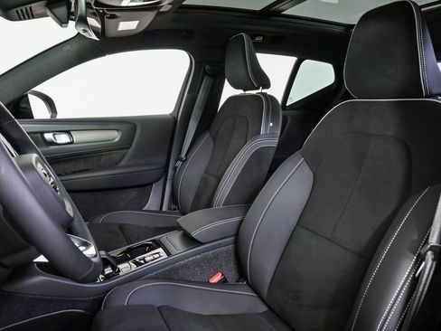 Certified 2025 Volvo XC40 B5 Plus image 7