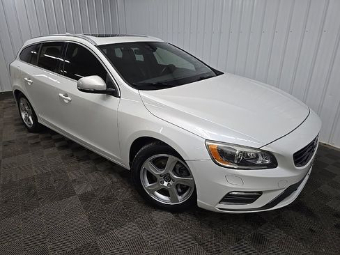 Used 2016 Volvo V60 T6 R-Design image 7