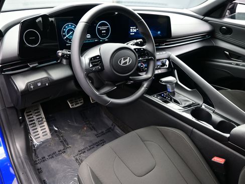 Certified 2025 Hyundai Elantra SEL image 12