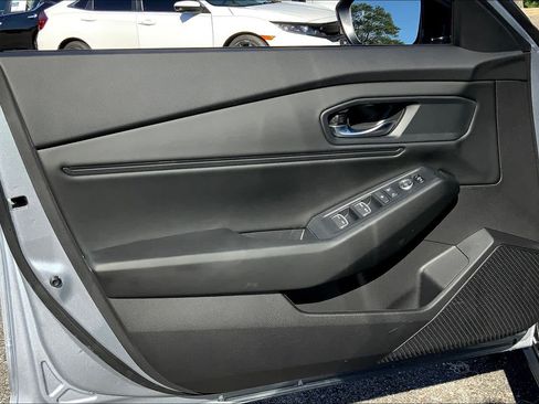 Used 2025 Honda Accord SE image 10