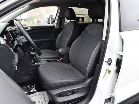 Certified 2025 Volkswagen Taos SE FWD image 18