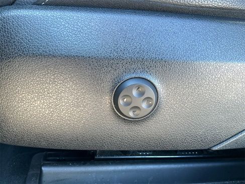 Used 2024 Mercedes-Benz GLC 300 4MATIC image 26