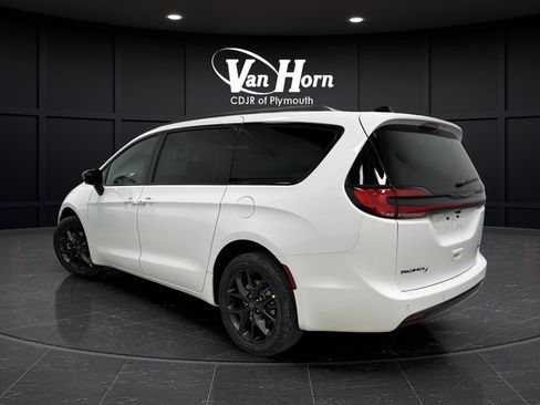 New 2026 Chrysler Pacifica Select AWD/4WD image 3