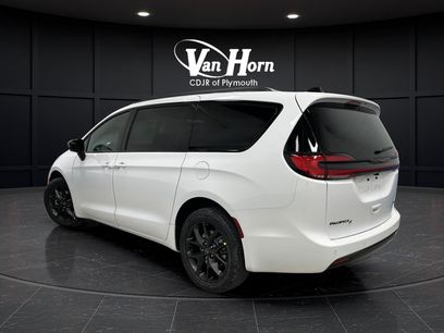 New 2026 Chrysler Pacifica Select