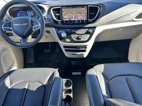 Used 2024 Chrysler Pacifica Touring-L FWD image 8