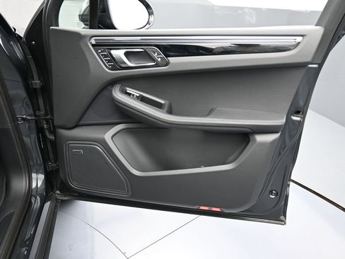 Certified 2025 Porsche Macan AWD/4WD image 29