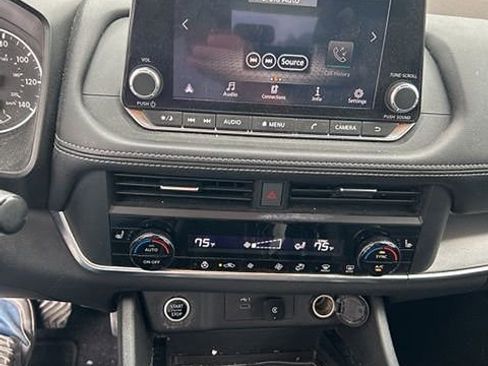 Used 2023 Nissan Rogue SV w/ SV Premium B Package FWD image 11