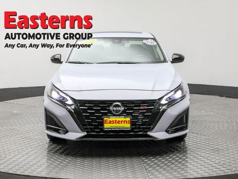 Used 2023 Nissan Altima 2.5 SR w/ SR Premium Package image 2